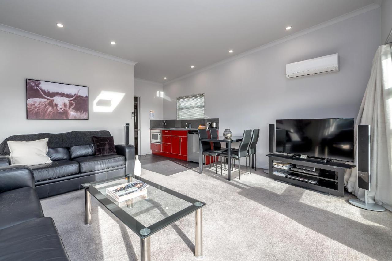 Villa Two Four Cologne Martinborough Esterno foto