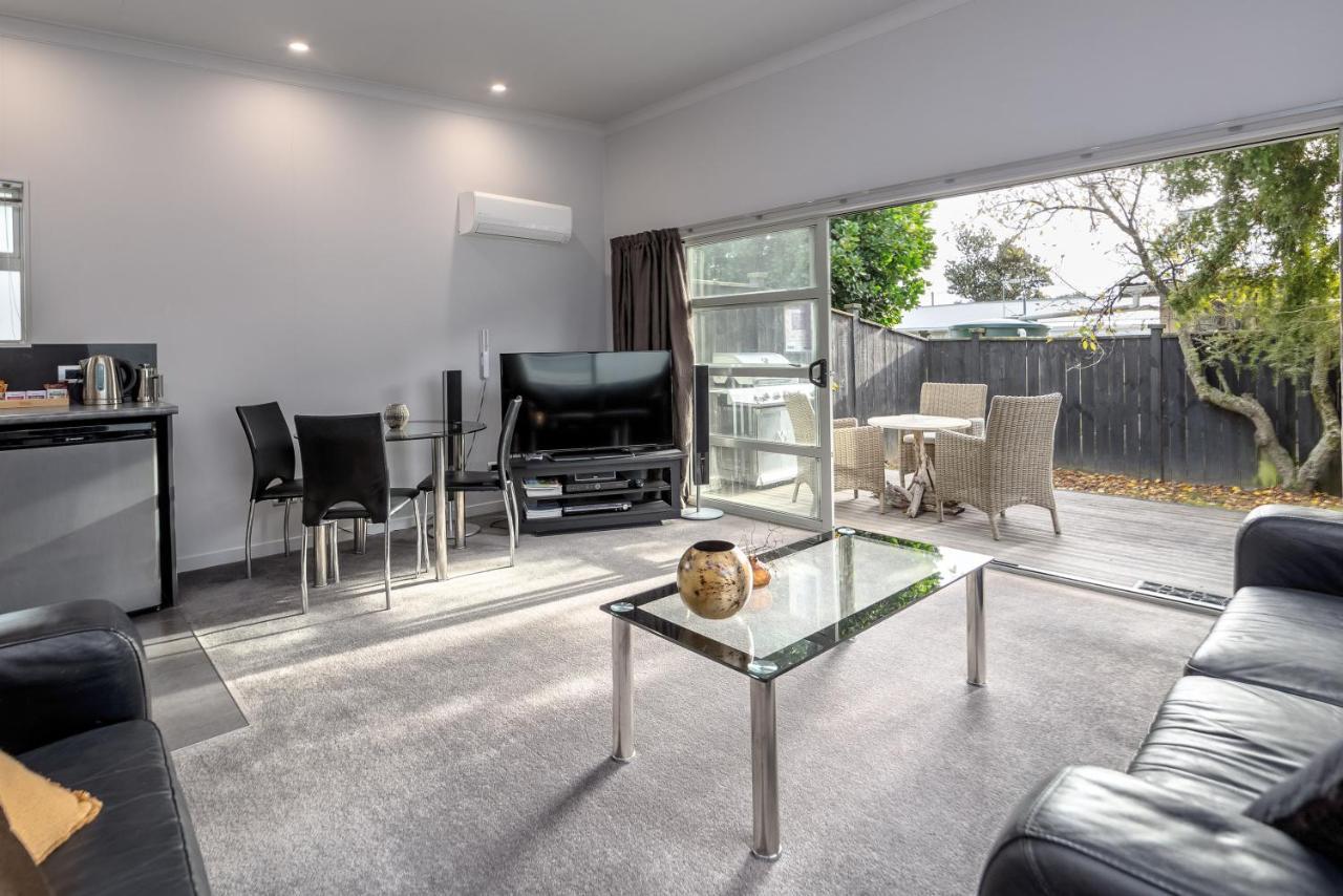 Villa Two Four Cologne Martinborough Esterno foto
