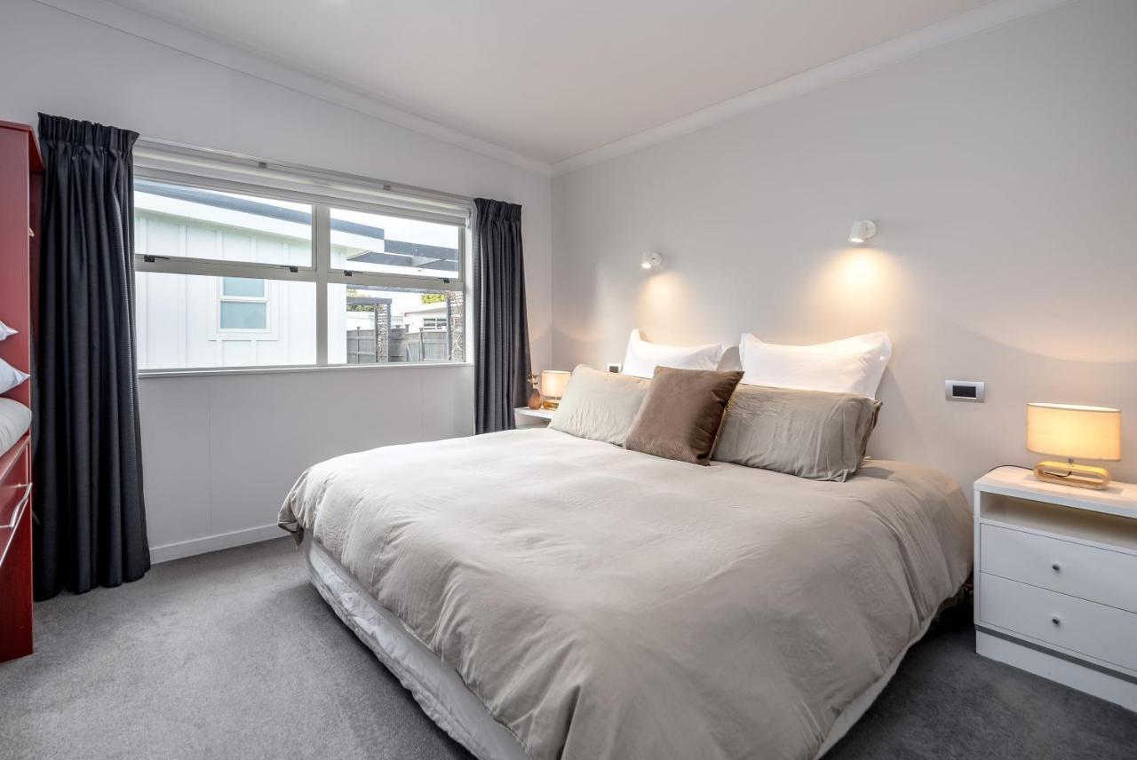 Villa Two Four Cologne Martinborough Esterno foto