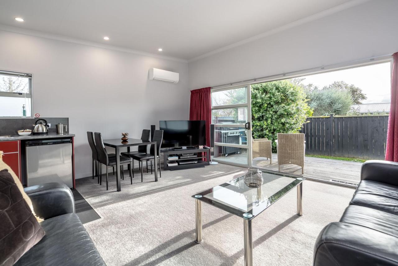 Villa Two Four Cologne Martinborough Esterno foto