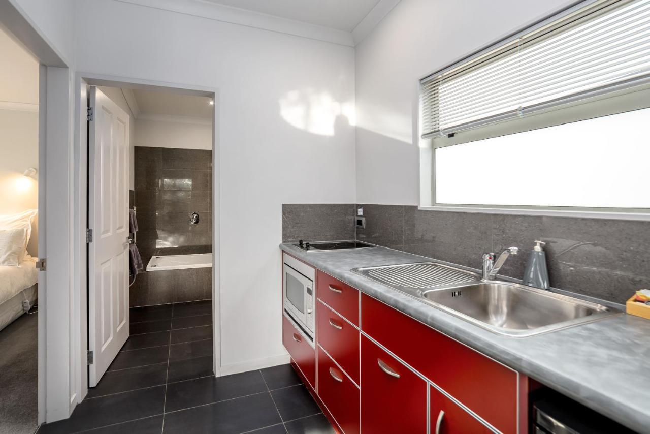 Villa Two Four Cologne Martinborough Esterno foto