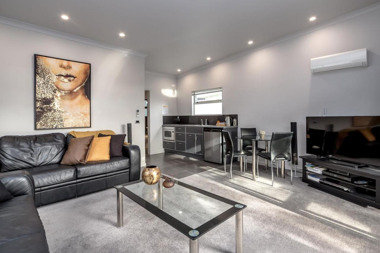 Villa Two Four Cologne Martinborough Esterno foto