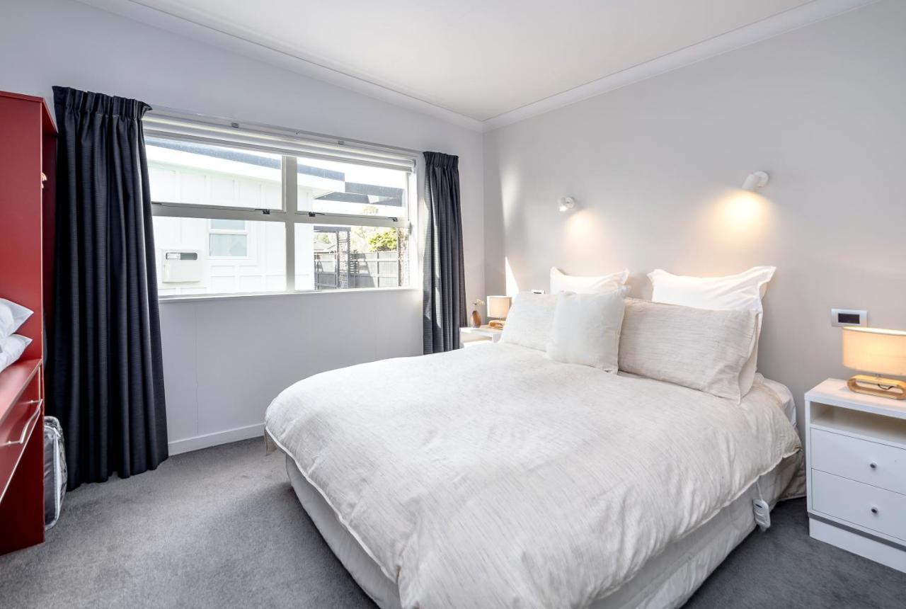 Villa Two Four Cologne Martinborough Esterno foto
