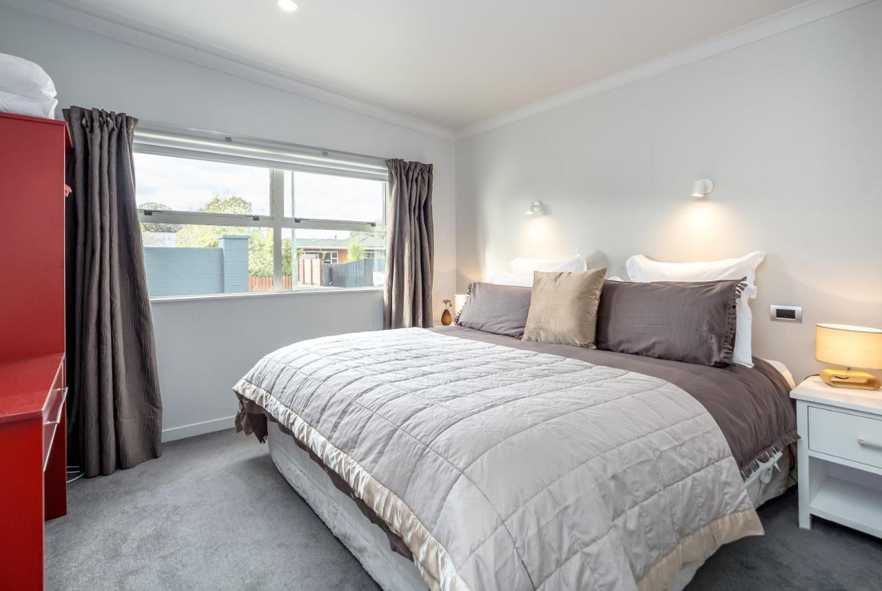 Villa Two Four Cologne Martinborough Esterno foto