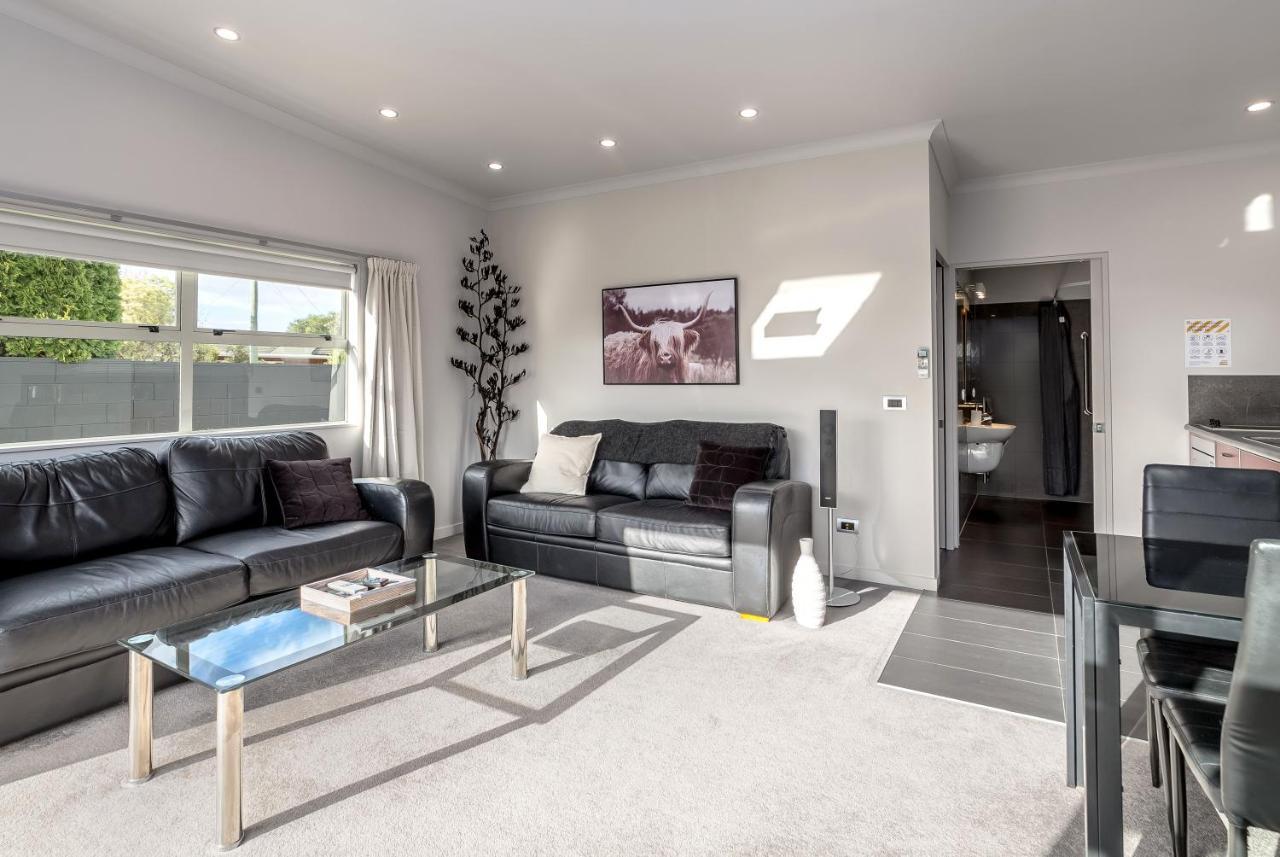 Villa Two Four Cologne Martinborough Esterno foto