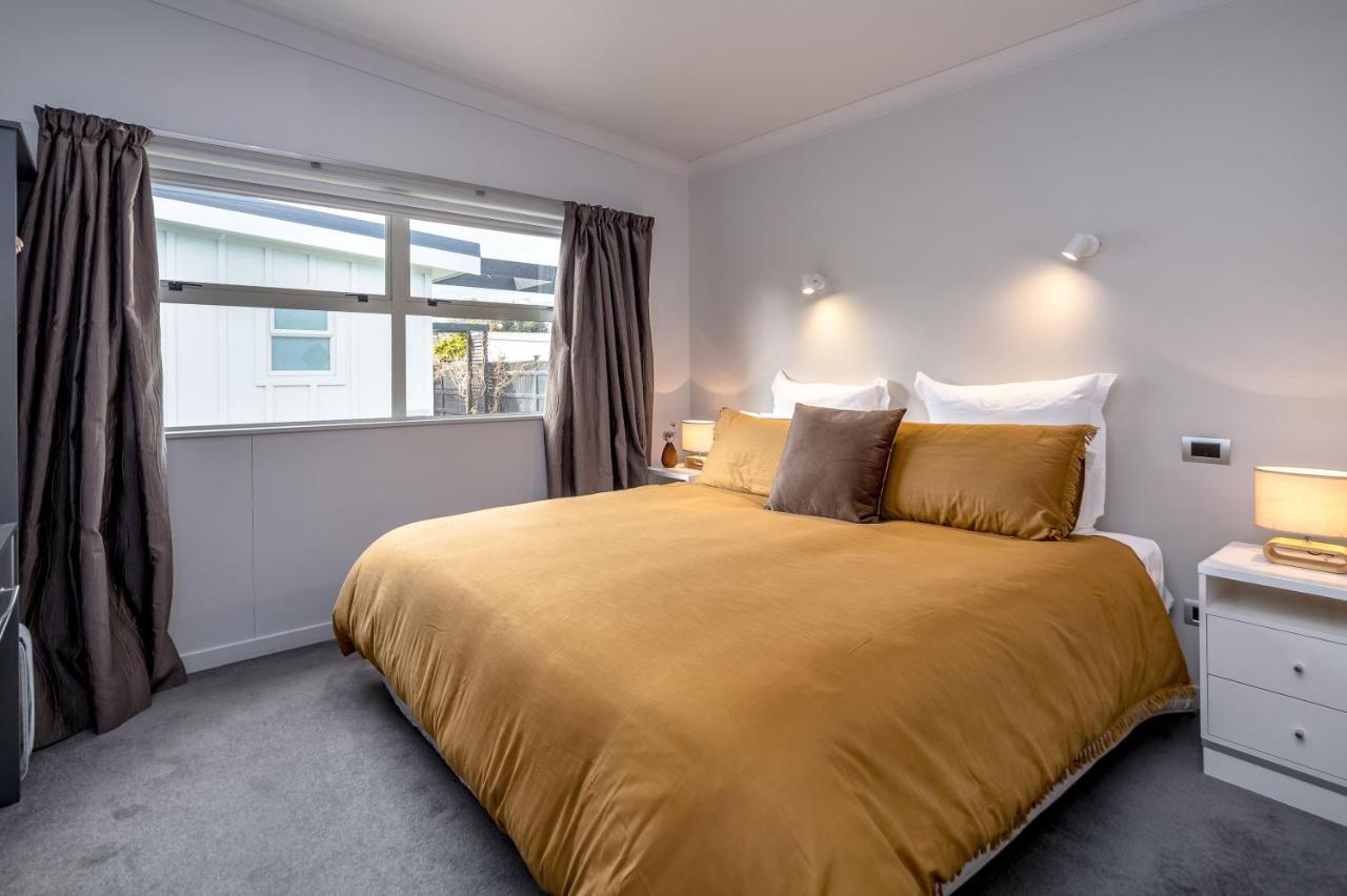 Villa Two Four Cologne Martinborough Esterno foto