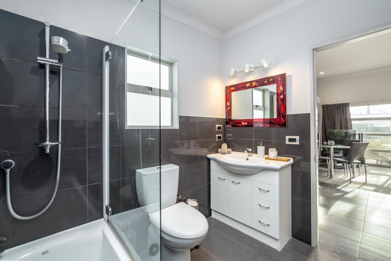 Villa Two Four Cologne Martinborough Esterno foto