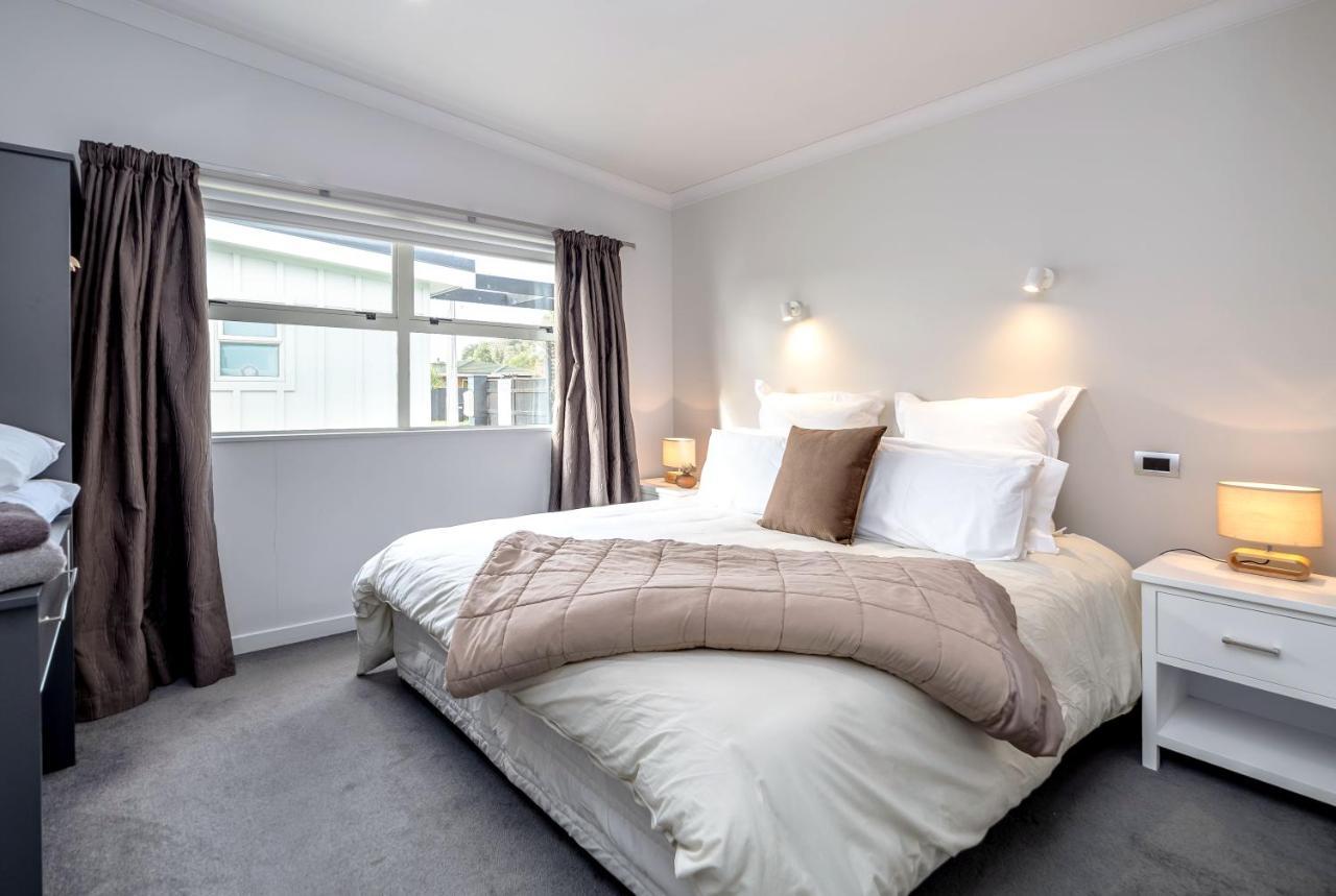 Villa Two Four Cologne Martinborough Esterno foto