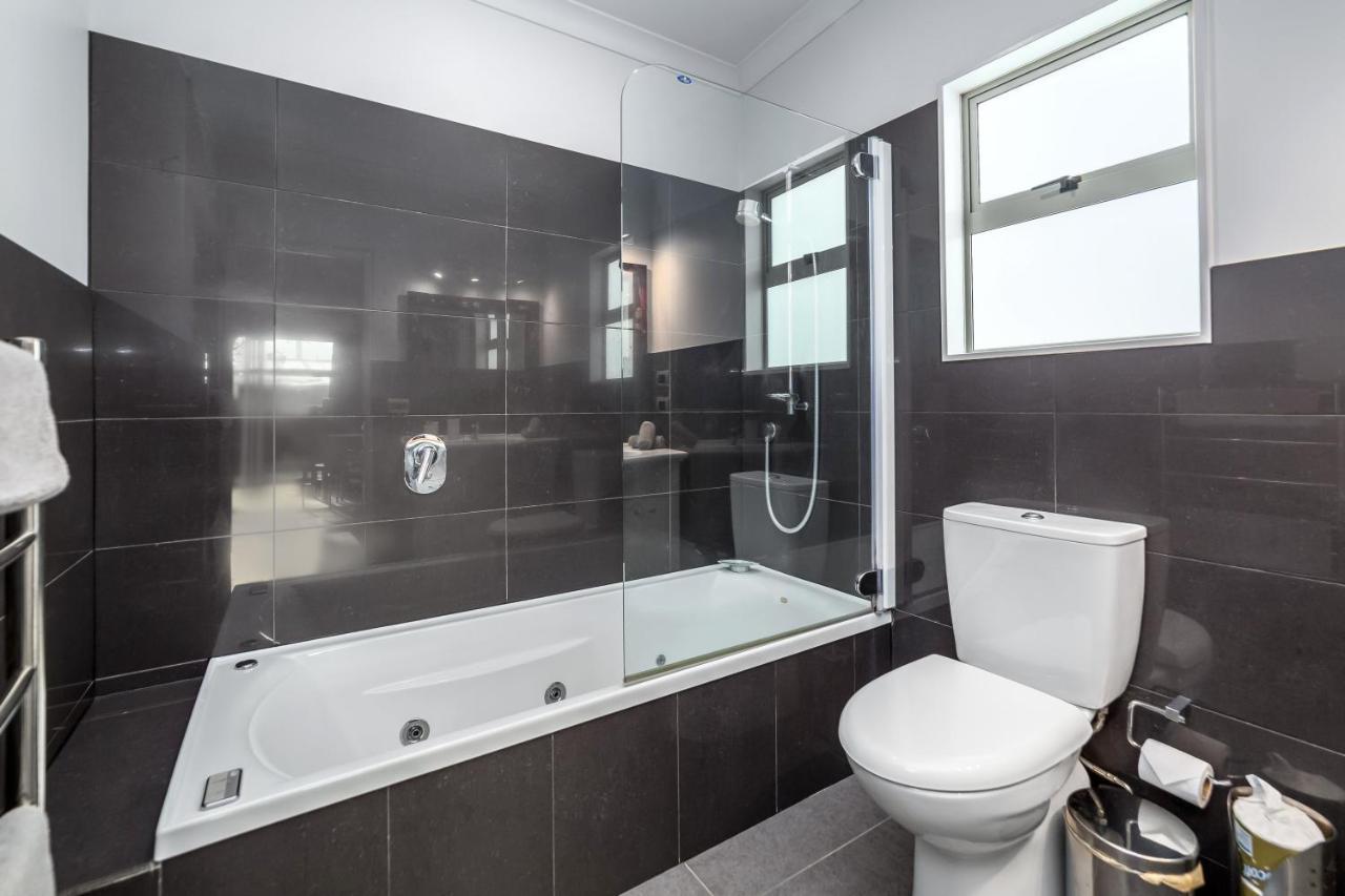Villa Two Four Cologne Martinborough Esterno foto