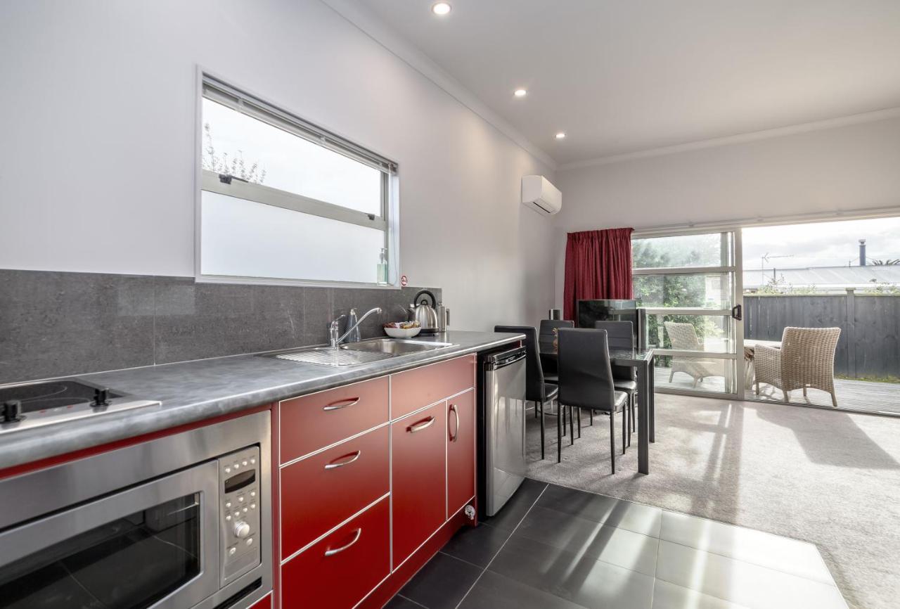 Villa Two Four Cologne Martinborough Esterno foto