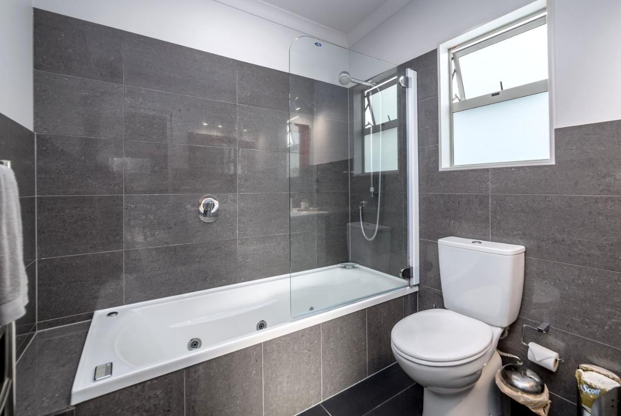 Villa Two Four Cologne Martinborough Esterno foto