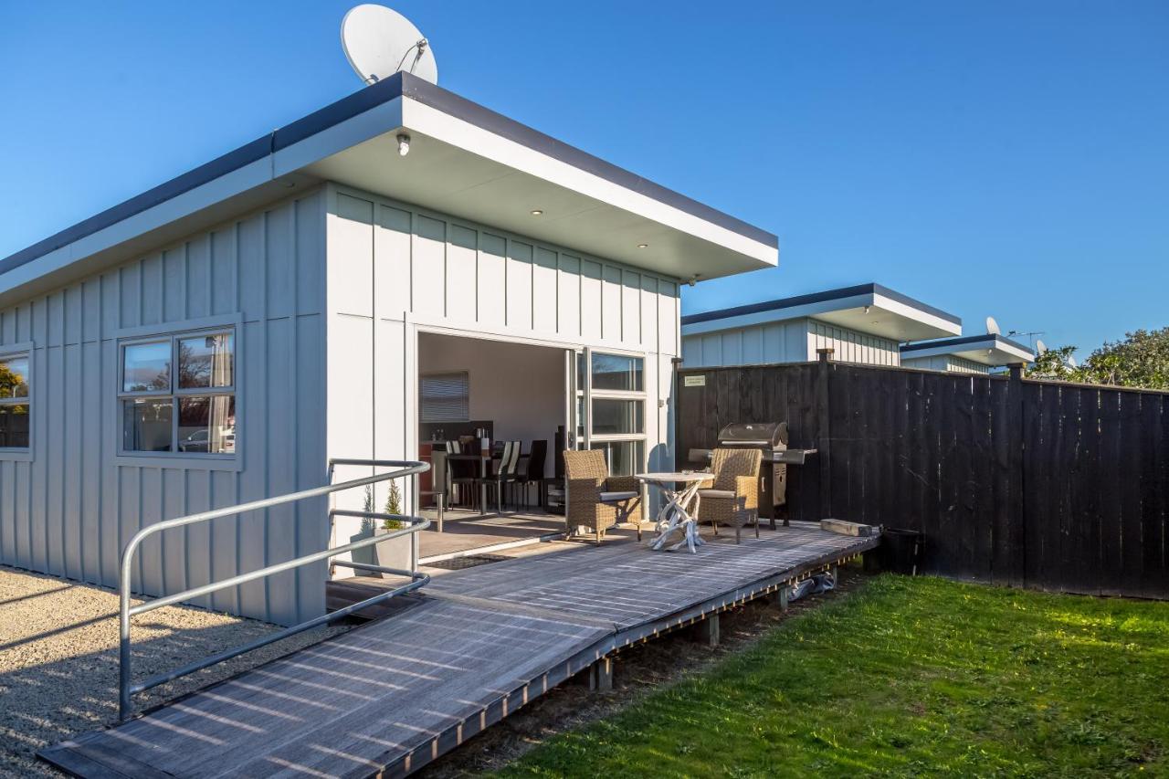 Villa Two Four Cologne Martinborough Esterno foto