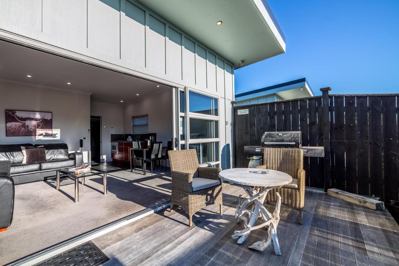 Villa Two Four Cologne Martinborough Esterno foto
