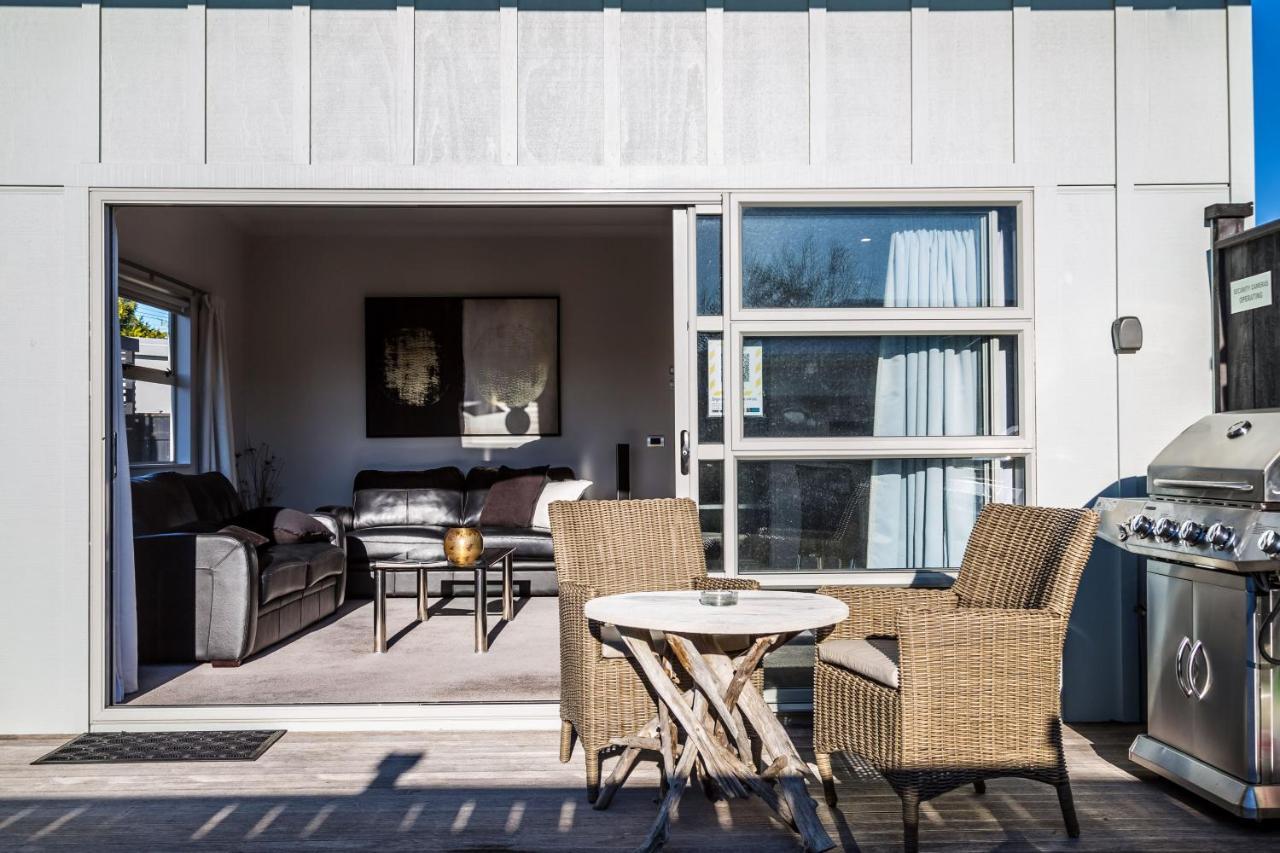 Villa Two Four Cologne Martinborough Esterno foto