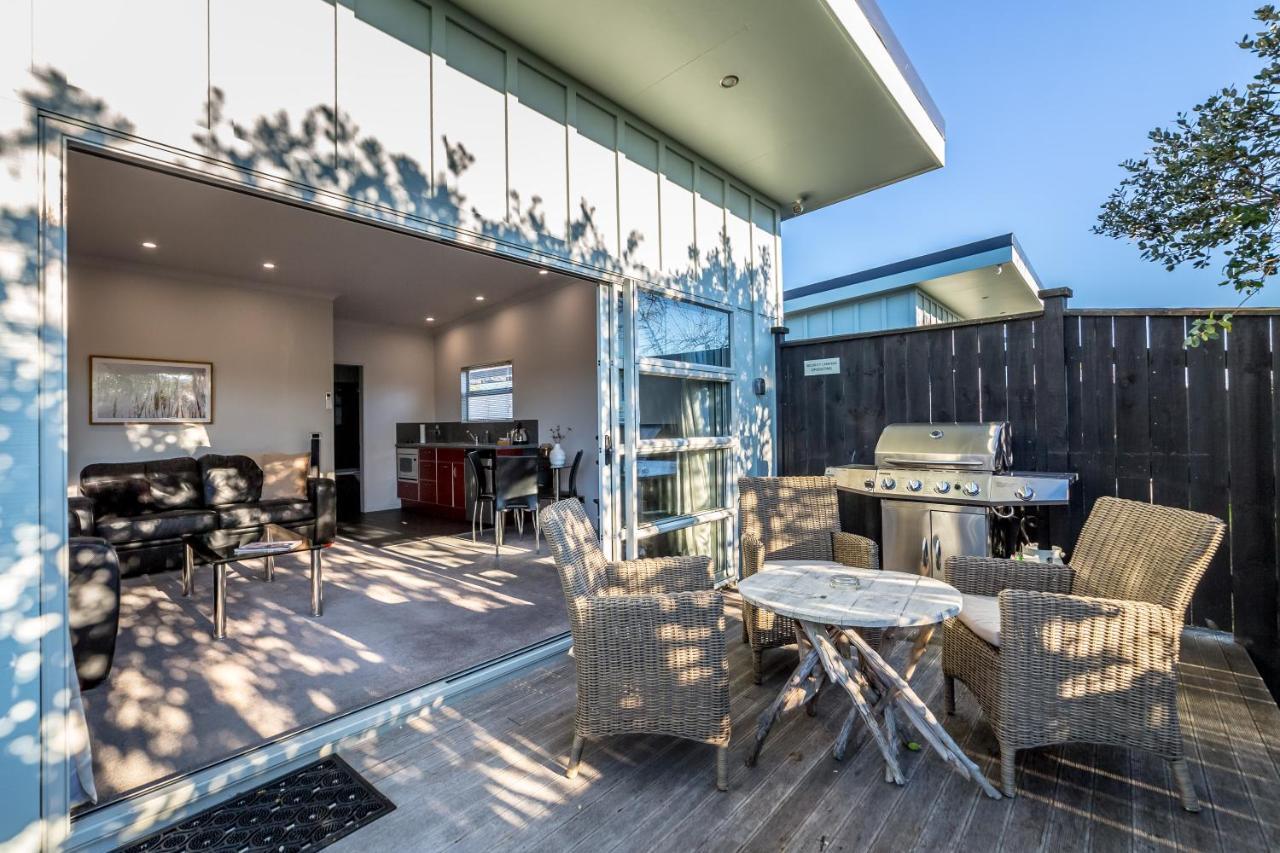 Villa Two Four Cologne Martinborough Esterno foto