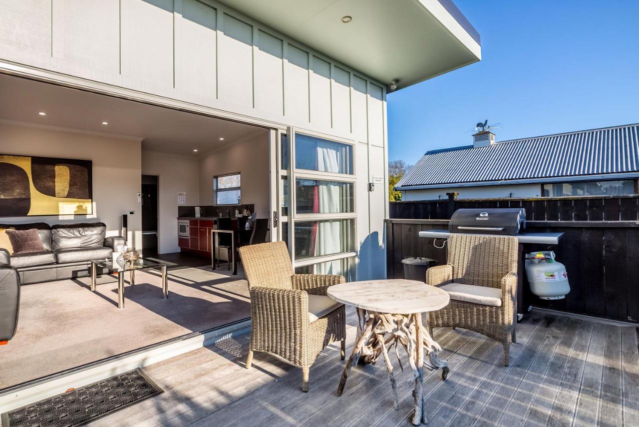 Villa Two Four Cologne Martinborough Esterno foto