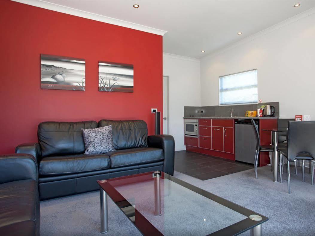 Villa Two Four Cologne Martinborough Esterno foto