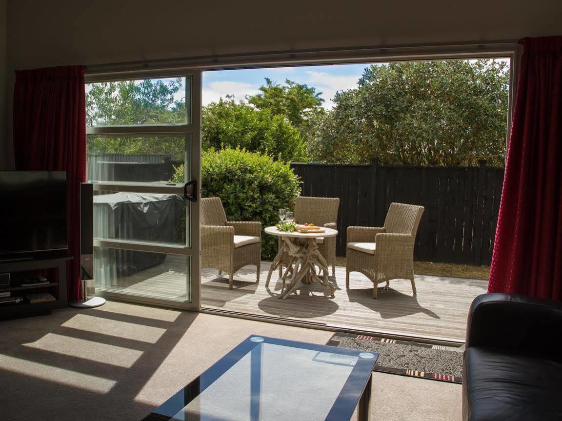Villa Two Four Cologne Martinborough Esterno foto