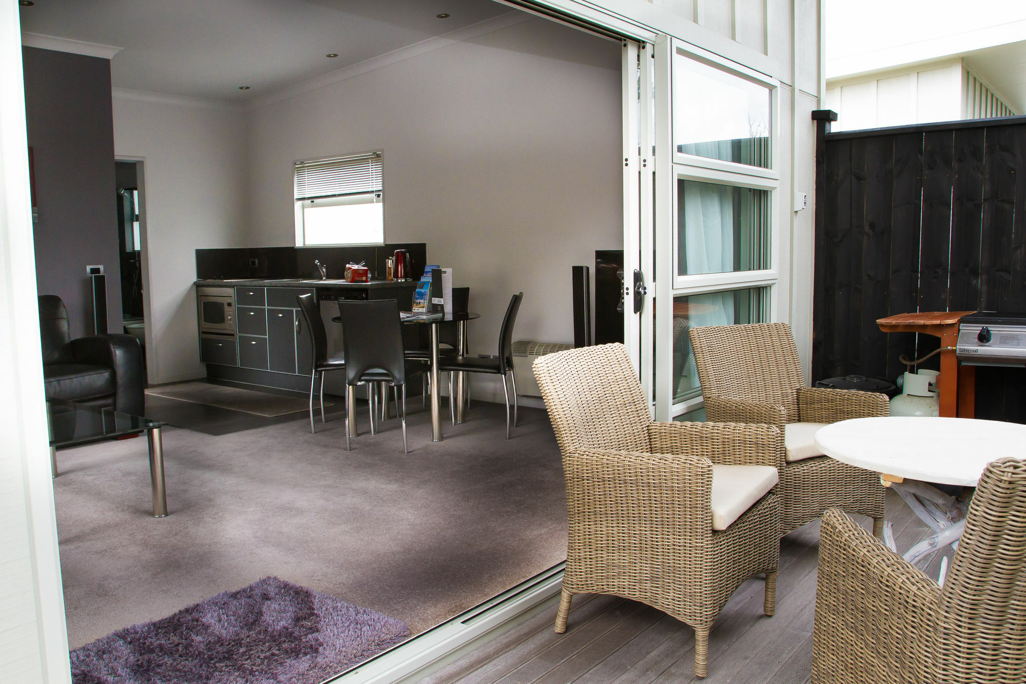 Villa Two Four Cologne Martinborough Esterno foto