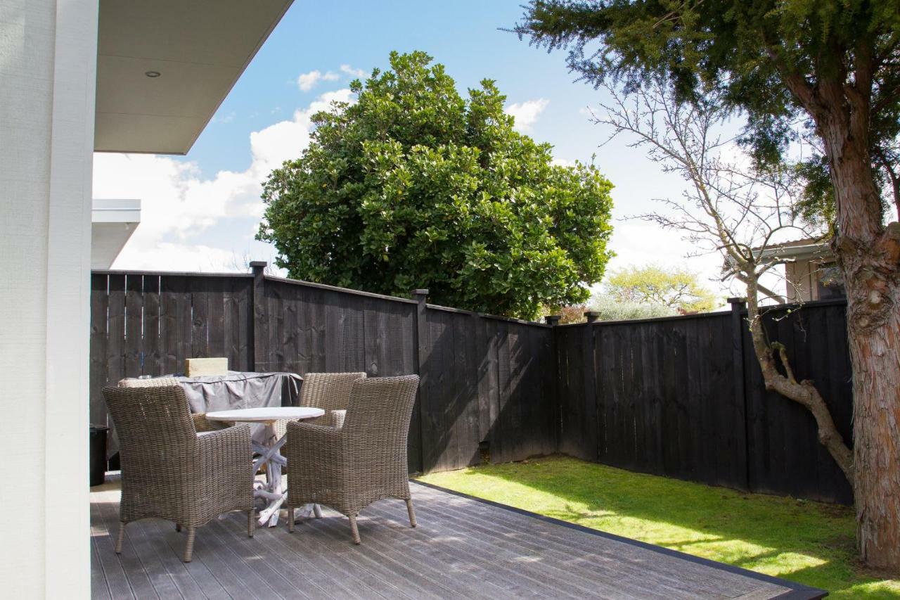 Villa Two Four Cologne Martinborough Esterno foto